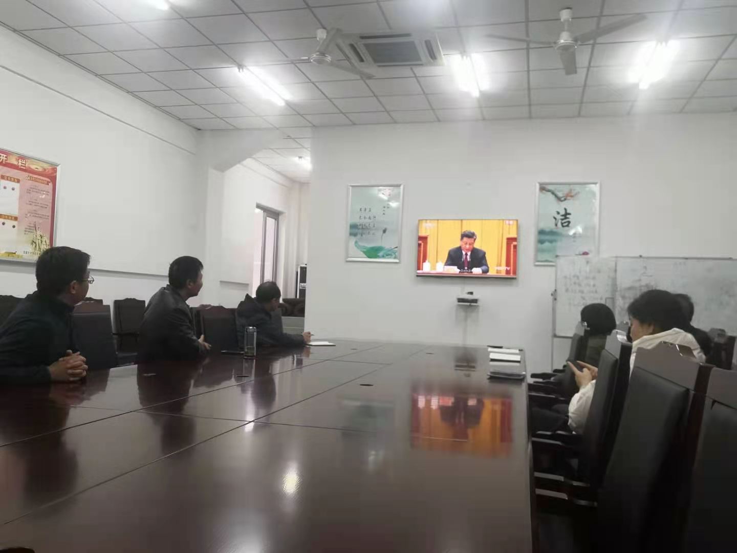 体育军事教学部集中收看并热议习总书记在全国脱贫攻坚表彰大会上的讲话