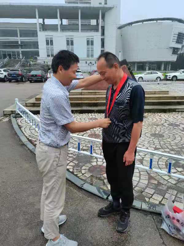 体育军事教学部党总支开展 “光荣在党50年”纪念章发放仪式并慰问老党员